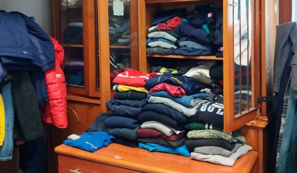 Raccolta di vestiti per la distribuzione ai senza dimora Raccolta di vestiti per la distribuzione ai senza dimora