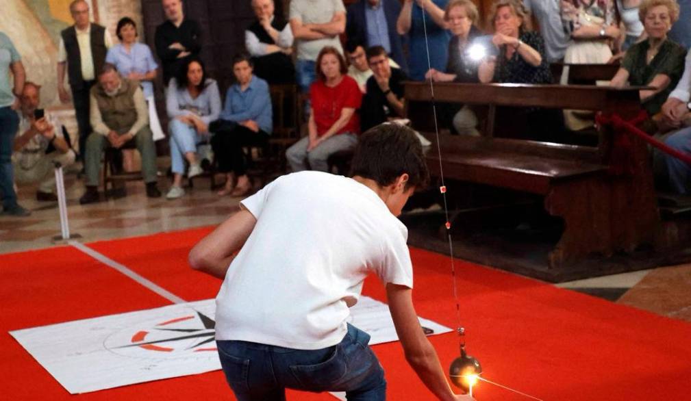 L’esperimento: attivato un pendolo di Foucault nella chiesa di San Nicolò L’esperimento: attivato un pendolo di Foucault nella chiesa di San Nicolò