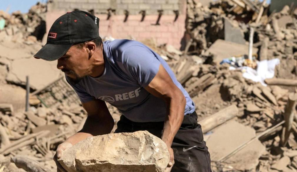 Marocco, 10 settembre 2023, volontario scava a mani nude tra le macerie del terremoto Marocco, 10 settembre 2023, volontario scava a mani nude tra le macerie del terremoto