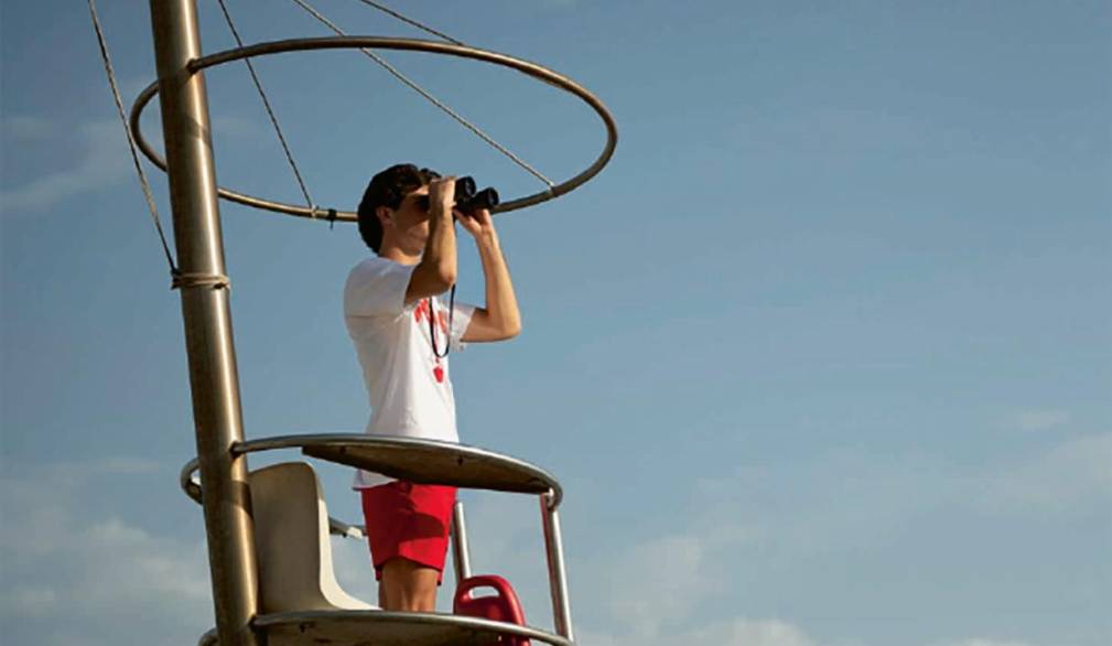 Un giovane bagnino scruta l’orizzonte: è l’immagine scelta per il meeting di Pastorale giovanile Un giovane bagnino scruta l’orizzonte: è l’immagine scelta per il meeting di Pastorale giovanile