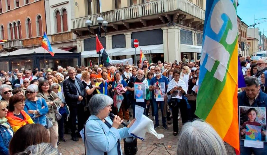 San Donà: presidio per la pace e tante lenzuola bianche per Gaza San Donà: presidio per la pace e tante lenzuola bianche per Gaza
