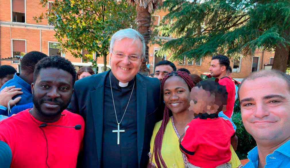La visita del vescovo Michele Tomasi ai migranti delle ex caserme Serena La visita del vescovo Michele Tomasi ai migranti delle ex caserme Serena