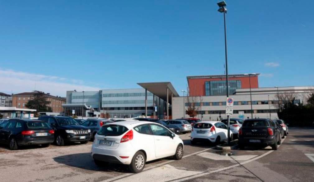 Ca’ Foncello: il parcheggio di fronte all’ingresso a uso esclusivo degli accessi al Pronto soccorso Ca’ Foncello: il parcheggio di fronte all’ingresso a uso esclusivo degli accessi al Pronto soccorso
