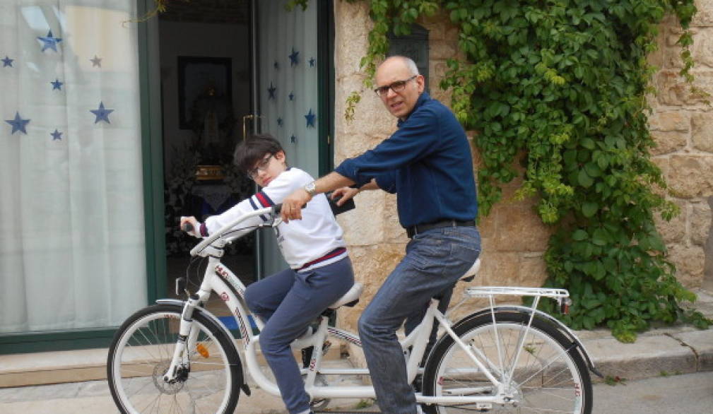 Papa Francesco dona l'Hugbike di Oltre il Labirinto al piccolo Cristiano di Bari Papa Francesco dona l'Hugbike di Oltre il Labirinto al piccolo Cristiano di Bari