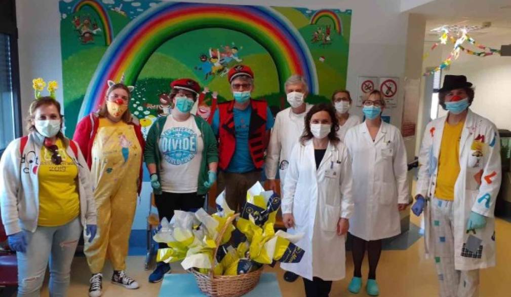 Clown e uova di cioccolato, dolci pensieri in Pediatria a Castelfranco Clown e uova di cioccolato, dolci pensieri in Pediatria a Castelfranco