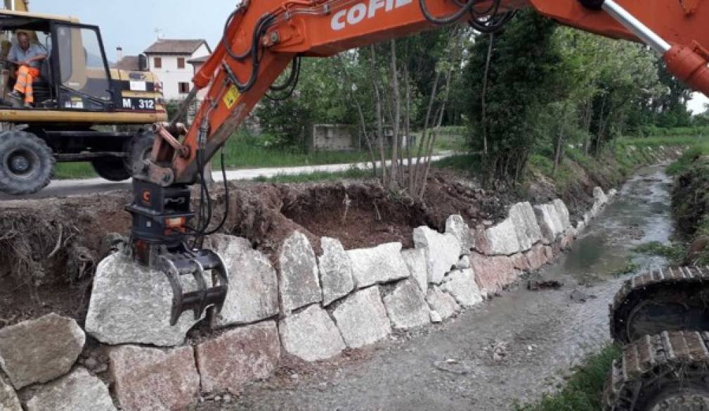 Manutenzione straordinaria del torrente Curogna: realizzati 600 metri di difesa spondale Manutenzione straordinaria del torrente Curogna: realizzati 600 metri di difesa spondale