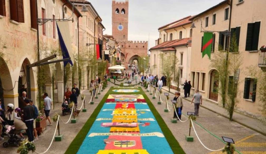 Noale: l'Infiorata del Corpus Domini dedicata alla Madonna di Fatima Noale: l'Infiorata del Corpus Domini dedicata alla Madonna di Fatima