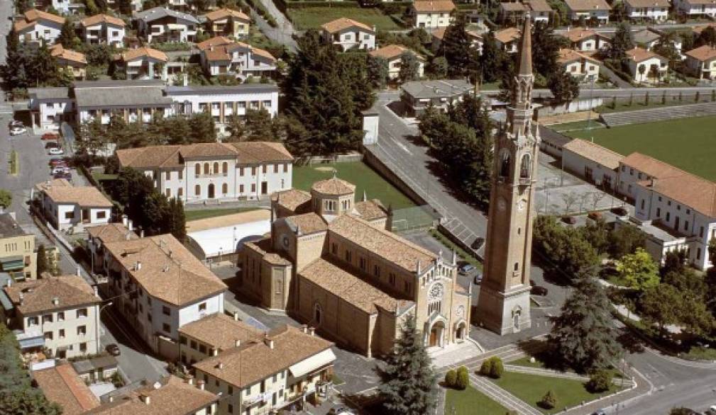 Il Vescovo nella collaborazione di Cornuda: parrocchie arricchite dal confronto Il Vescovo nella collaborazione di Cornuda: parrocchie arricchite dal confronto
