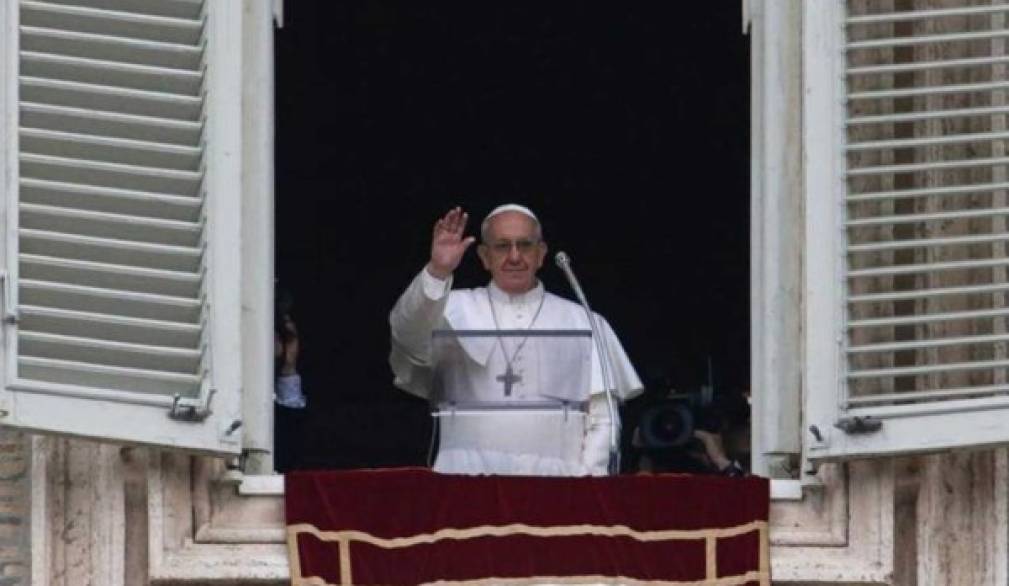 Il Papa all'Angelus: il fuoco dello Spirito incomincia dal cuore. E saluta un gruppo di trevigiani Il Papa all'Angelus: il fuoco dello Spirito incomincia dal cuore. E saluta un gruppo di trevigiani