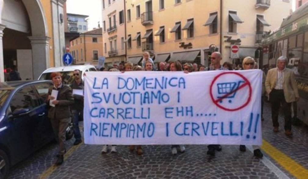 Veneto: Ok a referendum su chiusure festive Veneto: Ok a referendum su chiusure festive