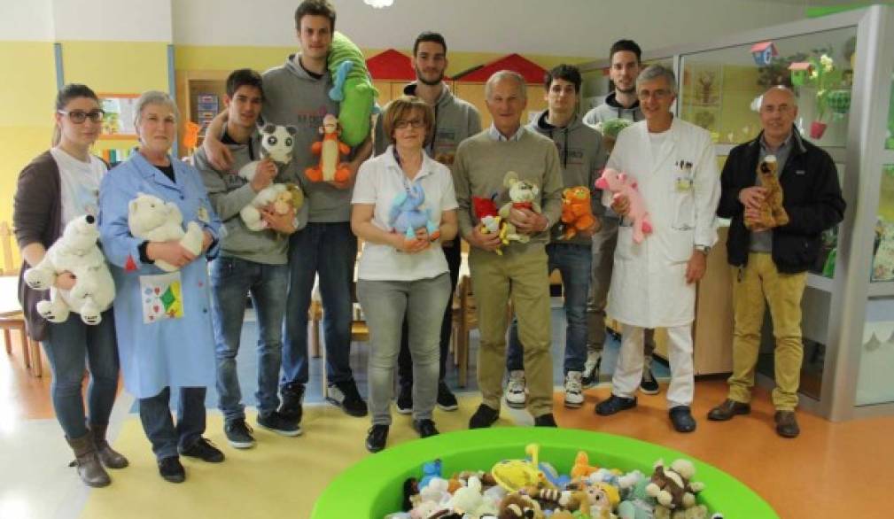 Orsacchiotti di peluche dall'AP Castelfranco al reparto di Pediatria Orsacchiotti di peluche dall'AP Castelfranco al reparto di Pediatria