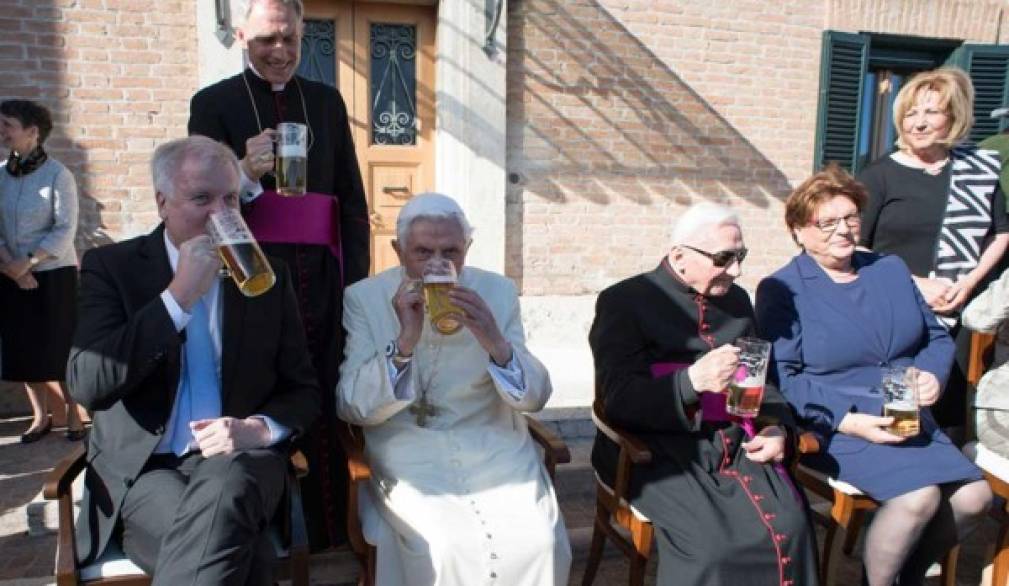 I novant'anni di Benedetto XVI. Raccontati da mons. Gänswein I novant'anni di Benedetto XVI. Raccontati da mons. Gänswein