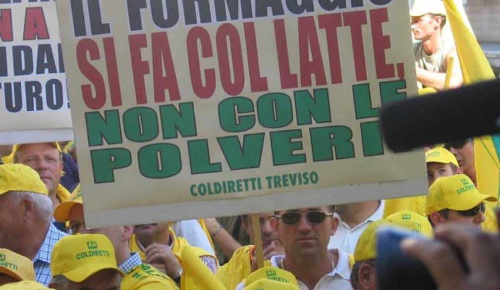 Coldiretti mobilitati per salvare il latte di casa nostra Coldiretti mobilitati per salvare il latte di casa nostra