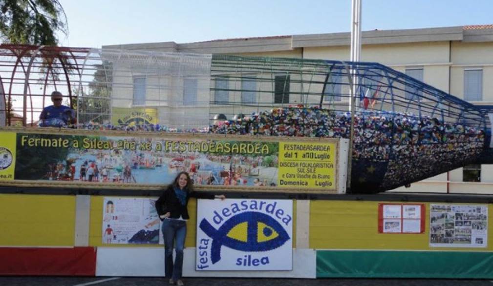 Silea: la bottiglia gigante fa il pieno di solidarietà Silea: la bottiglia gigante fa il pieno di solidarietà