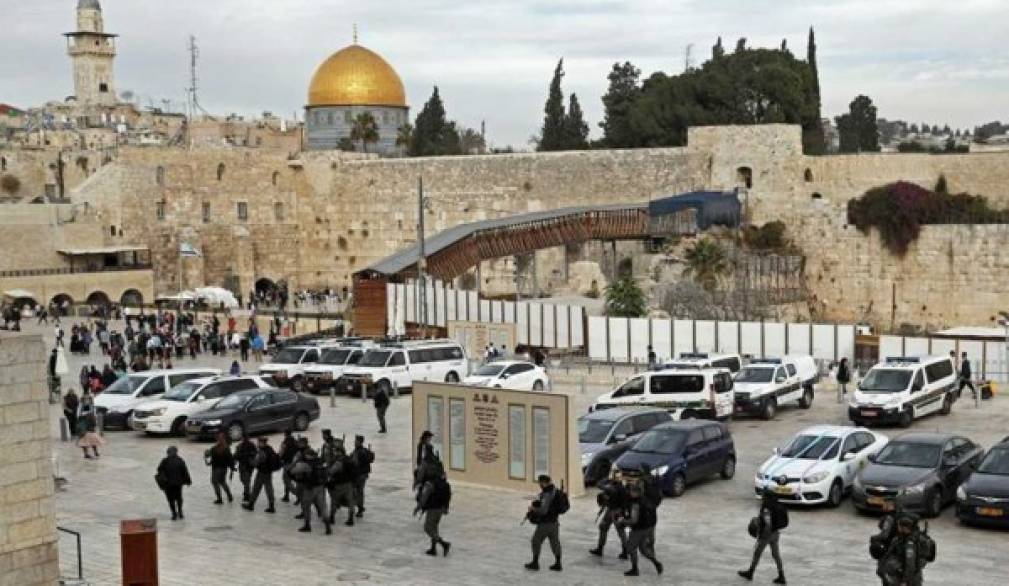 Trump sposta l'ambasciata a Gerusalemme. Pietra tombale sulla pace Trump sposta l'ambasciata a Gerusalemme. Pietra tombale sulla pace