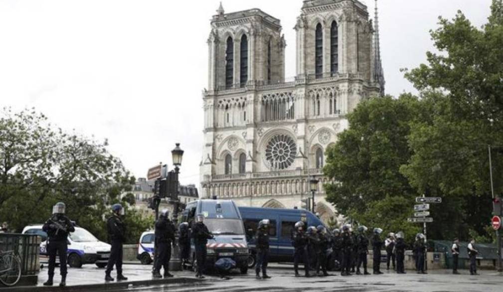 Sparatoria a Parigi, 900 persone bloccate dentro la cattedrale di Notre Dame Sparatoria a Parigi, 900 persone bloccate dentro la cattedrale di Notre Dame