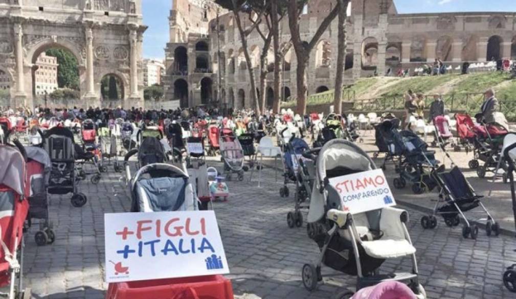 Folla di passeggini vuoti davanti al Colosseo, Sos del Forum Famiglie: stiamo scomparendo! Folla di passeggini vuoti davanti al Colosseo, Sos del Forum Famiglie: stiamo scomparendo!