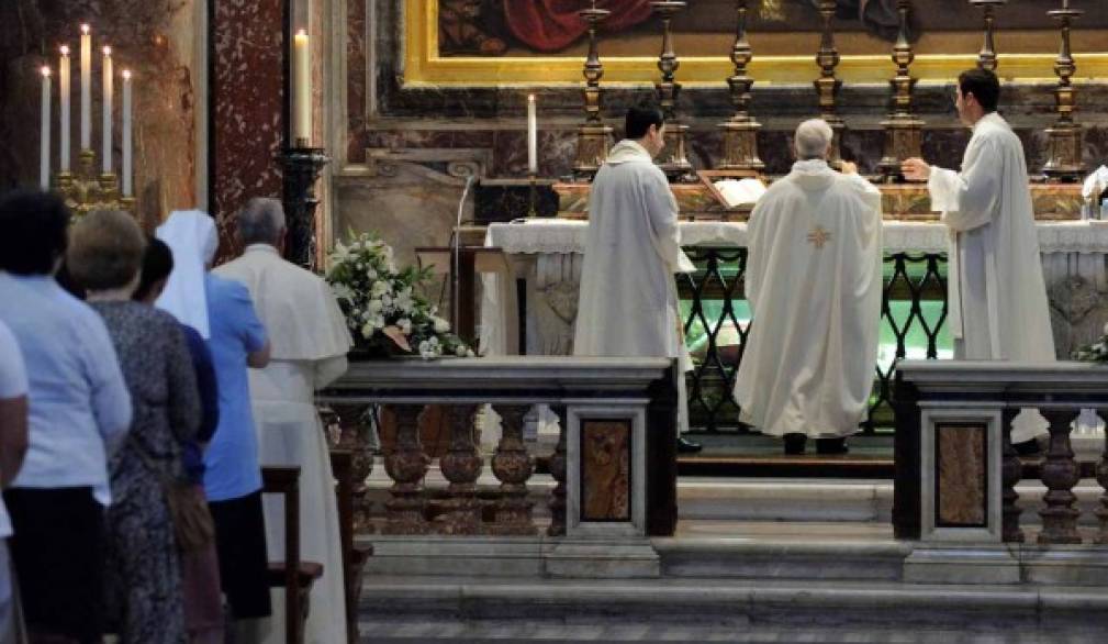 Il Papa mescolato tra i fedeli alla messa per la festa di san Pio X celebrata da mons. Bonora in Vaticano Il Papa mescolato tra i fedeli alla messa per la festa di san Pio X celebrata da mons. Bonora in Vaticano