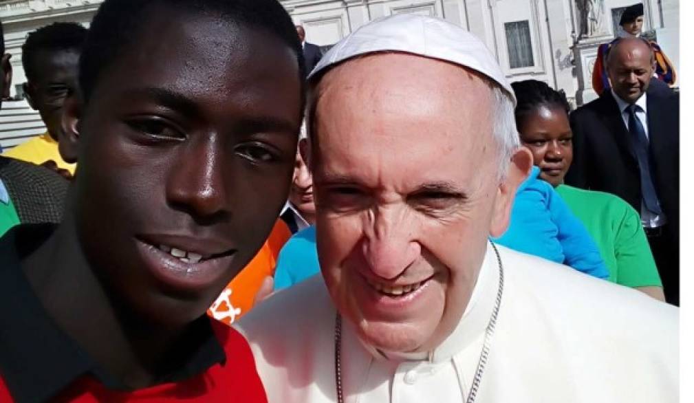 Il selfie del rifugiato "trevigiano" con papa Francesco Il selfie del rifugiato "trevigiano" con papa Francesco