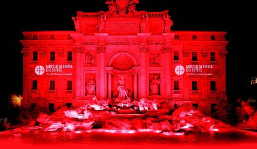 La Fontana di Trevi rossa per non dimenticare i cristiani martiri La Fontana di Trevi rossa per non dimenticare i cristiani martiri