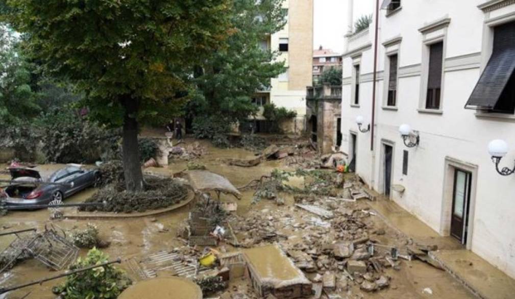 Livorno, il Vescovo Giusti: "La gente è spaventata e pretende risposte" Livorno, il Vescovo Giusti: "La gente è spaventata e pretende risposte"