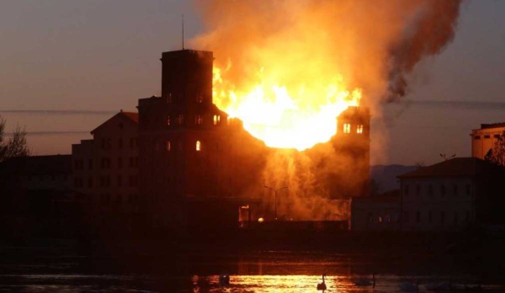Chiari e Forti il giorno dopo: spente le fiamme, non la rabbia Chiari e Forti il giorno dopo: spente le fiamme, non la rabbia