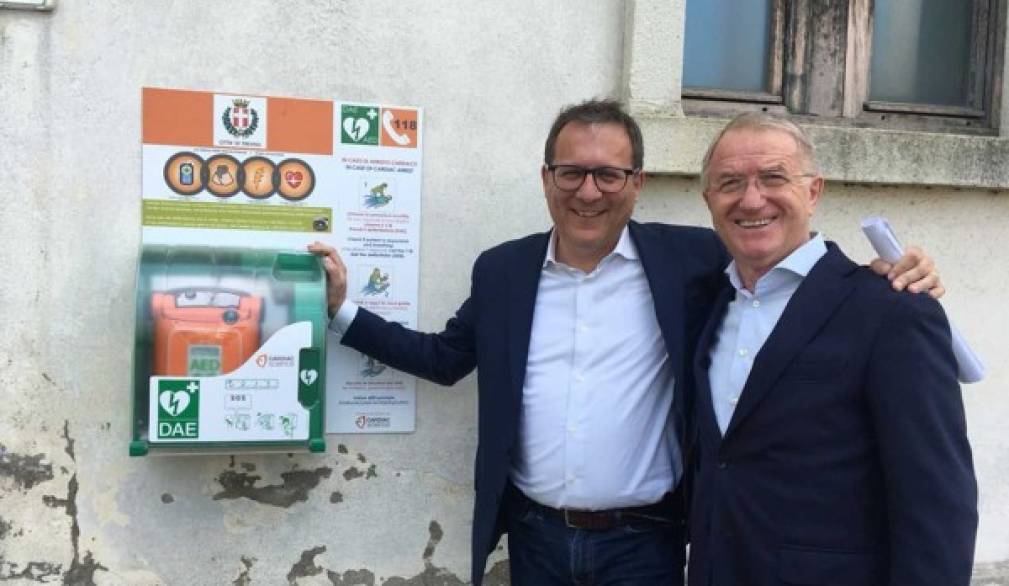 Treviso città "cardioprotetta": un primo defibrillatore in piazza Vittoria Treviso città "cardioprotetta": un primo defibrillatore in piazza Vittoria