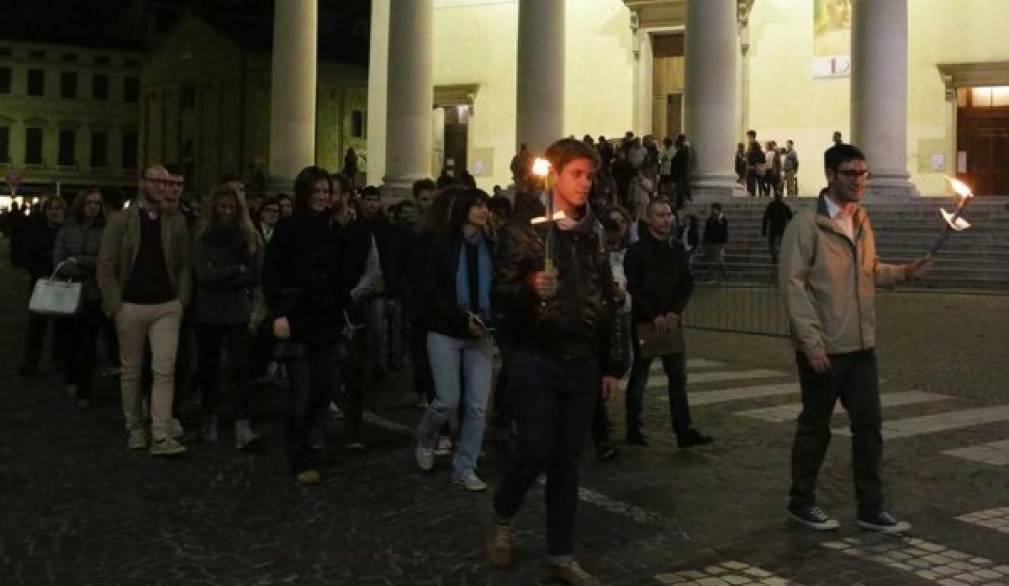 Fa' ciò che devi. Il Vescovo invia i giovani nelle "periferie" Fa' ciò che devi. Il Vescovo invia i giovani nelle "periferie"
