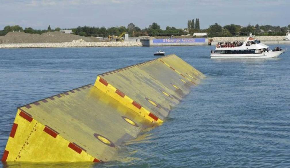 Clamorosi arresti a Venezia per il Mose: in manette Chisso, richiesta di arresto per Galan, ai domiciliari Orsoni e Lia Sartori Clamorosi arresti a Venezia per il Mose: in manette Chisso, richiesta di arresto per Galan, ai domiciliari Orsoni e Lia Sartori