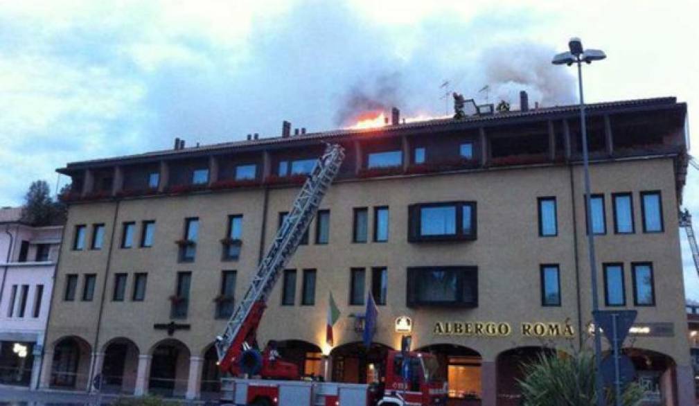 Castelfranco: incendio all'hotel Roma, in salvo i 100 ospiti Castelfranco: incendio all'hotel Roma, in salvo i 100 ospiti