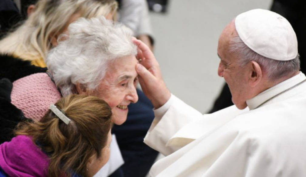 Papa Francesco: "Siamo tutti passati dalle ginocchia dei nonni" Papa Francesco: "Siamo tutti passati dalle ginocchia dei nonni"