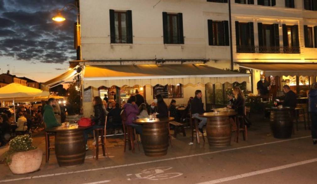 Nuovo Dpcm, la protesta delle categorie economiche: "Colpo di grazia in pratica è un lockdown" Nuovo Dpcm, la protesta delle categorie economiche: "Colpo di grazia in pratica è un lockdown"
