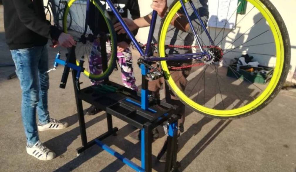 I giovani di San Paolo, San LIberale, Santa Bona e Monigo imparano a riparare le biciclette I giovani di San Paolo, San LIberale, Santa Bona e Monigo imparano a riparare le biciclette