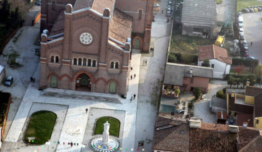 Vicinanza e fiducia al proprio parroco a San Martino di Lupari, dove si vive una veglia di preghiera silenziosa Vicinanza e fiducia al proprio parroco a San Martino di Lupari, dove si vive una veglia di preghiera silenziosa