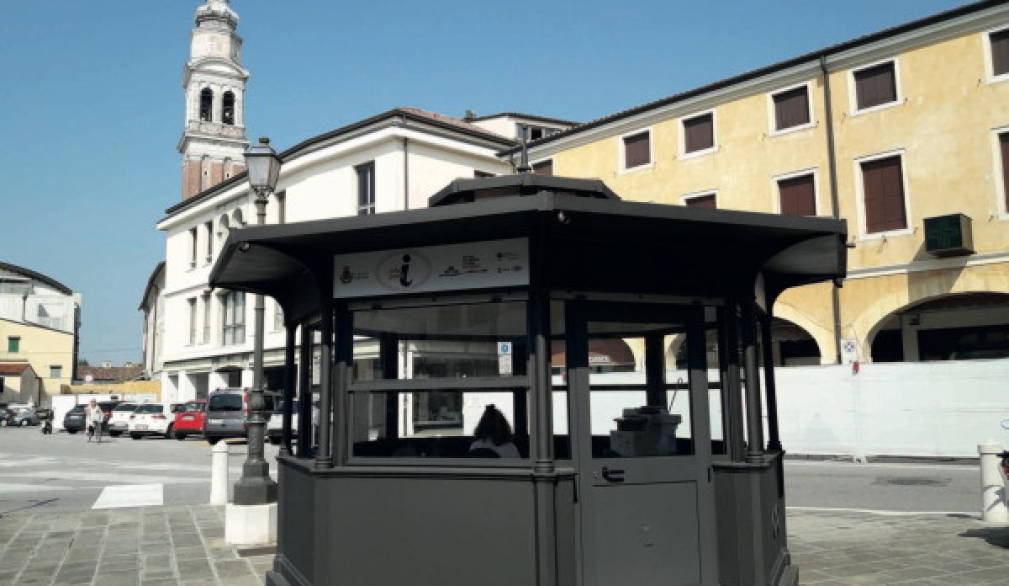 Mirano: info point in piazza per fornire informazioni Mirano: info point in piazza per fornire informazioni