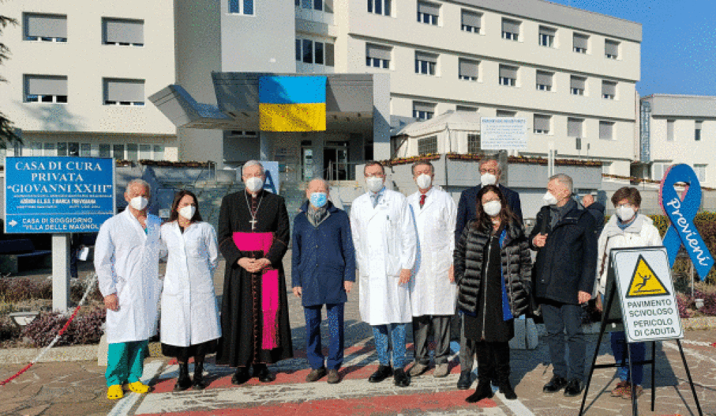 Il Vescovo in visita a Monastier prega con gli anziani e il personale Il Vescovo in visita a Monastier prega con gli anziani e il personale