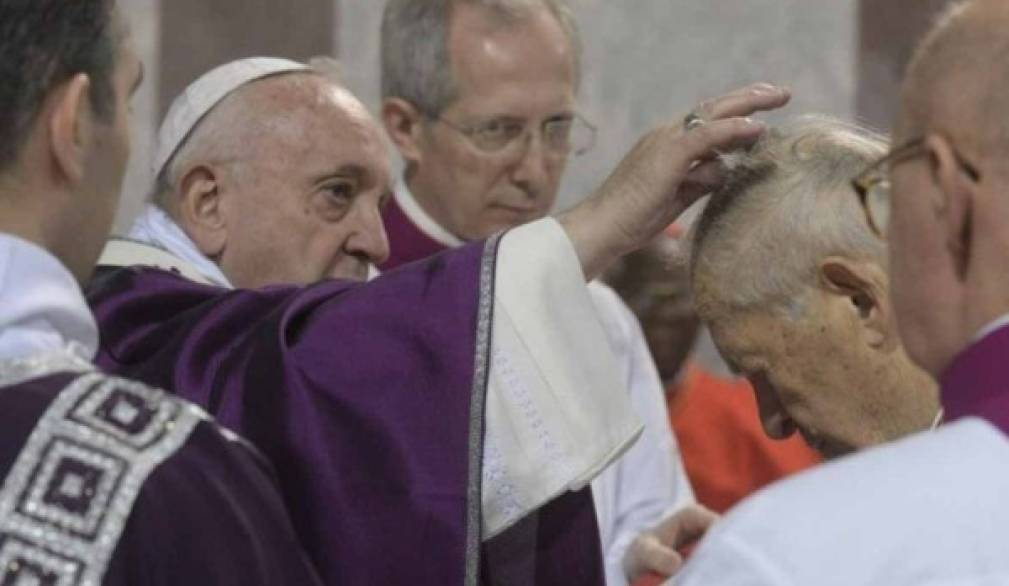 Il Papa durante la messa delle Ceneri: “Anche nella Chiesa abbiamo lasciato depositare tanta polvere” Il Papa durante la messa delle Ceneri: “Anche nella Chiesa abbiamo lasciato depositare tanta polvere”