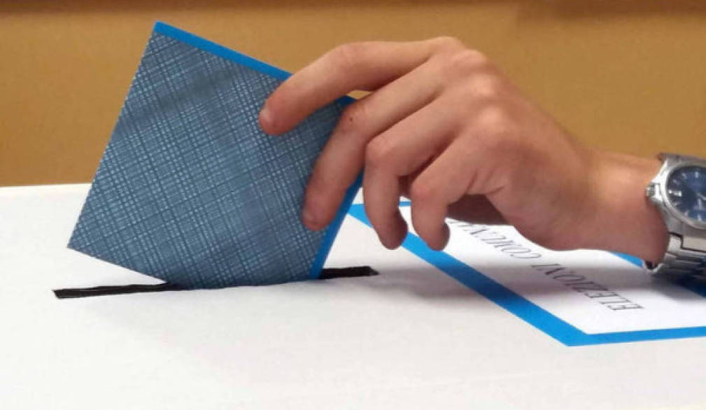 Elezioni nei Comuni: solo due su sedici cambiano colore Elezioni nei Comuni: solo due su sedici cambiano colore