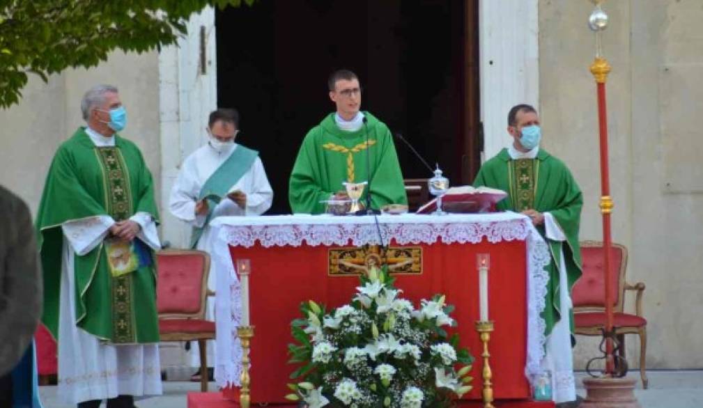 Le prime messe dei nostri nuovi sacerdoti. Sul sagrato per la celebrazione di don Matteo Bettiol a Casale sul Sile Le prime messe dei nostri nuovi sacerdoti. Sul sagrato per la celebrazione di don Matteo Bettiol a Casale sul Sile