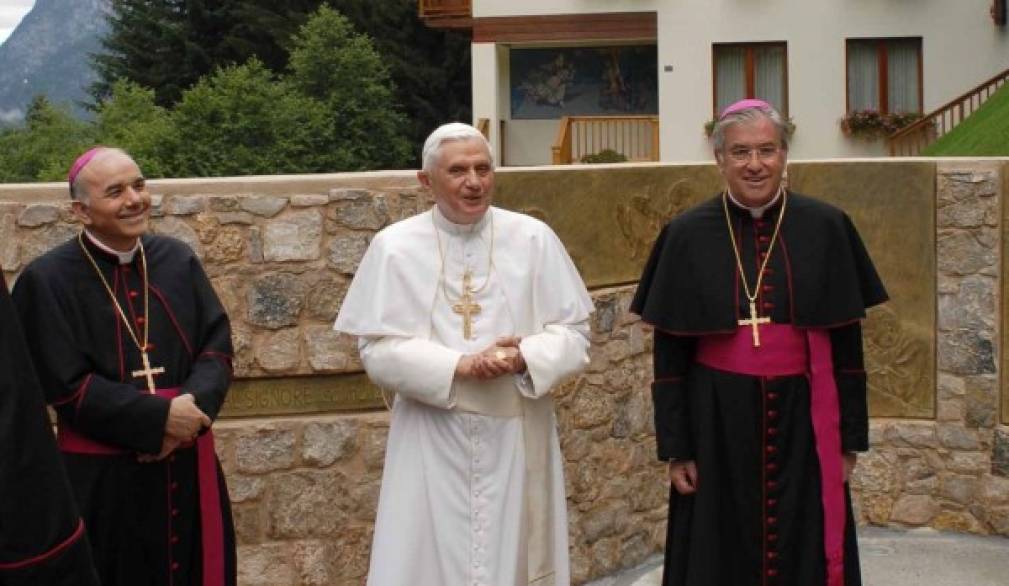 Benedetto XVI, mons. Mazzocato ricorda il soggiorno a Lorenzago: "Mi colpirono semplicità e gentilezza" Benedetto XVI, mons. Mazzocato ricorda il soggiorno a Lorenzago: "Mi colpirono semplicità e gentilezza"