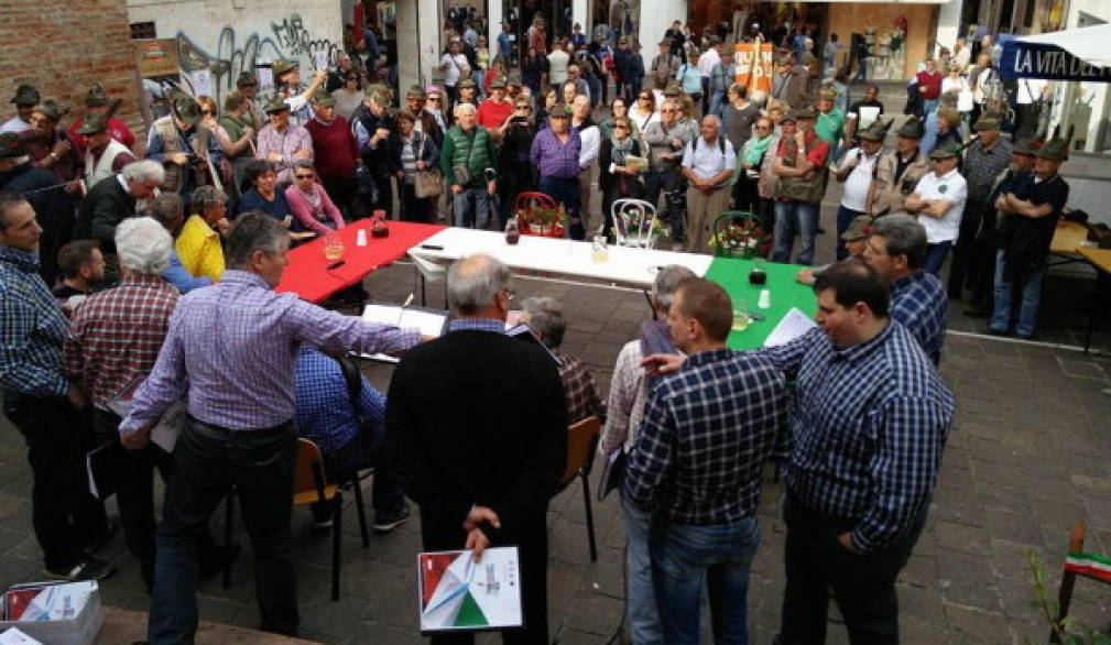 Adunata, il coro Carta Canta in piazza con La Vita del popolo. E nelle chiese 43 concerti! Adunata, il coro Carta Canta in piazza con La Vita del popolo. E nelle chiese 43 concerti!