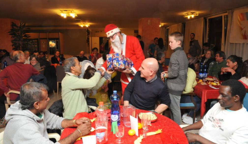 Cena di Natale per anziani e senza tetto con l'Israa e la Comunità Sant'Egidio Cena di Natale per anziani e senza tetto con l'Israa e la Comunità Sant'Egidio