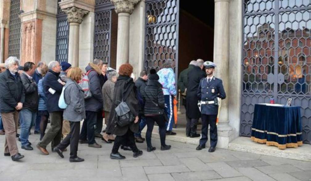 Valeria Solesin, anche Renzi e Boldrini alla camera ardente Valeria Solesin, anche Renzi e Boldrini alla camera ardente