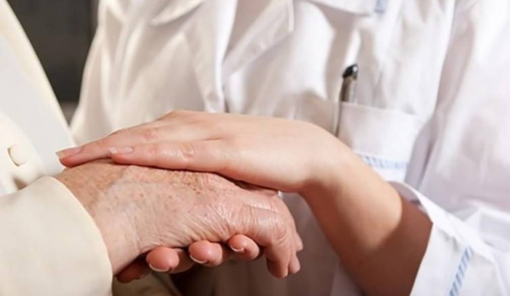 Suor Costanza, primario di oncologia: "Il coraggio di fermarsi negli occhi del fratello malato e non fuggire" Suor Costanza, primario di oncologia: "Il coraggio di fermarsi negli occhi del fratello malato e non fuggire"