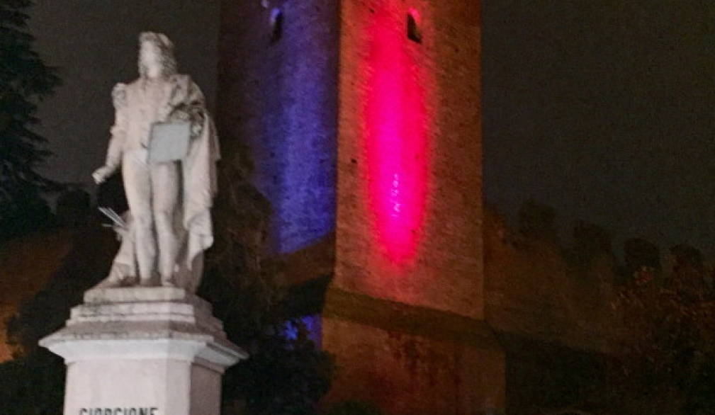 Castelfranco: la bandiera francese proiettata sulle mura Castelfranco: la bandiera francese proiettata sulle mura