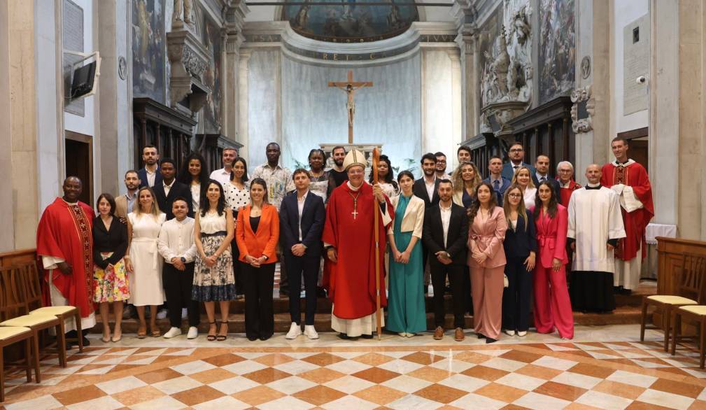 Cresima per 29 adulti nella solennità di Pentecoste Cresima per 29 adulti nella solennità di Pentecoste