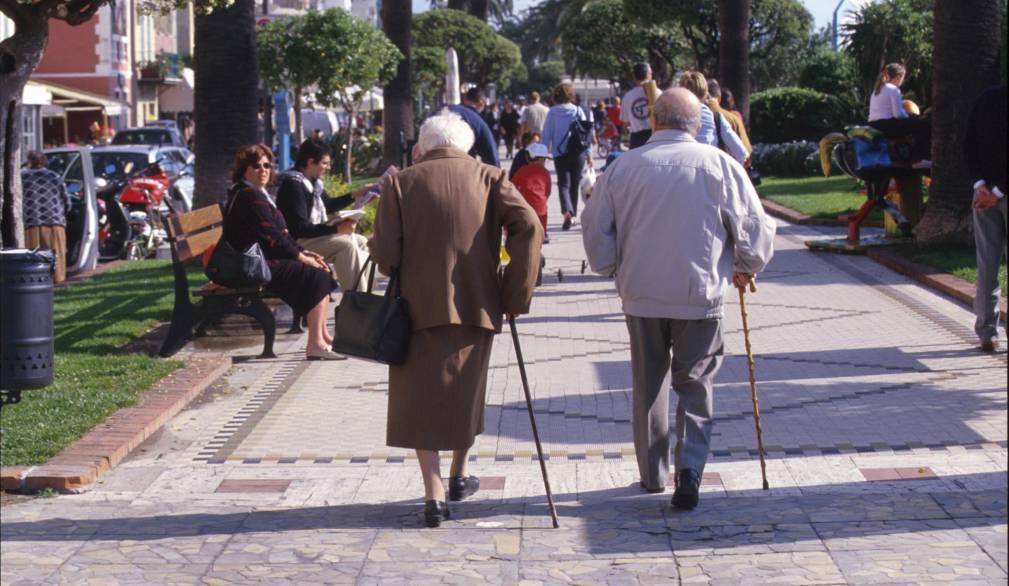 Coppia di anziani a passeggio