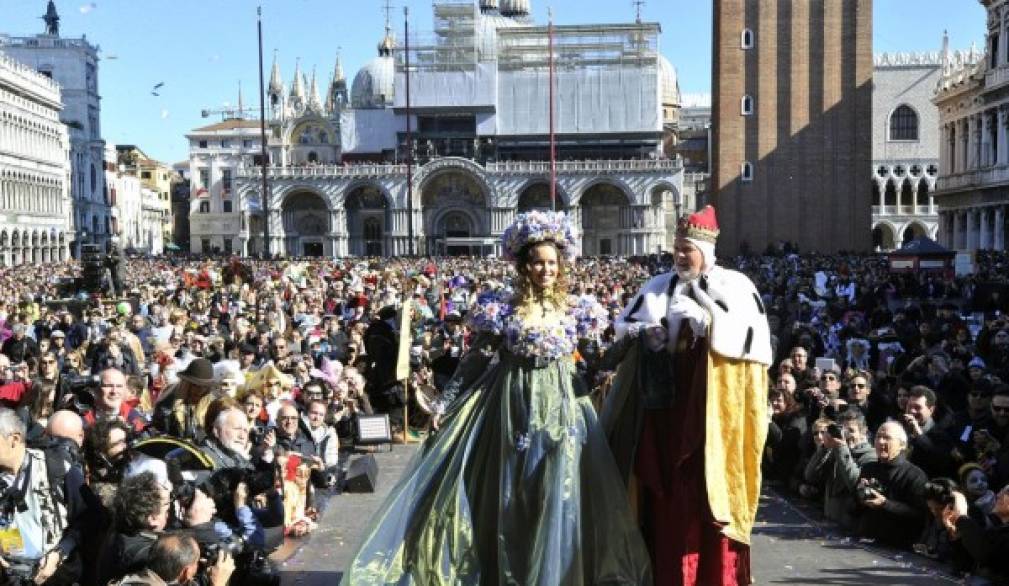 Ultima domenica di Carnevale tra pioggia e acqua alta Ultima domenica di Carnevale tra pioggia e acqua alta