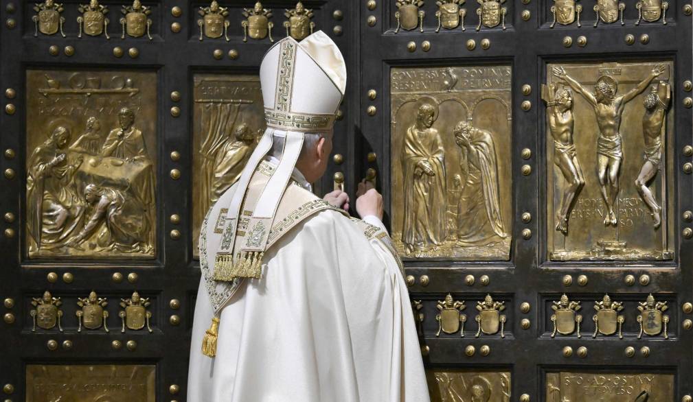 Leone XIV chiude la Porta Santa e il Giubileo: “Si affermi l’artigianato della pace”