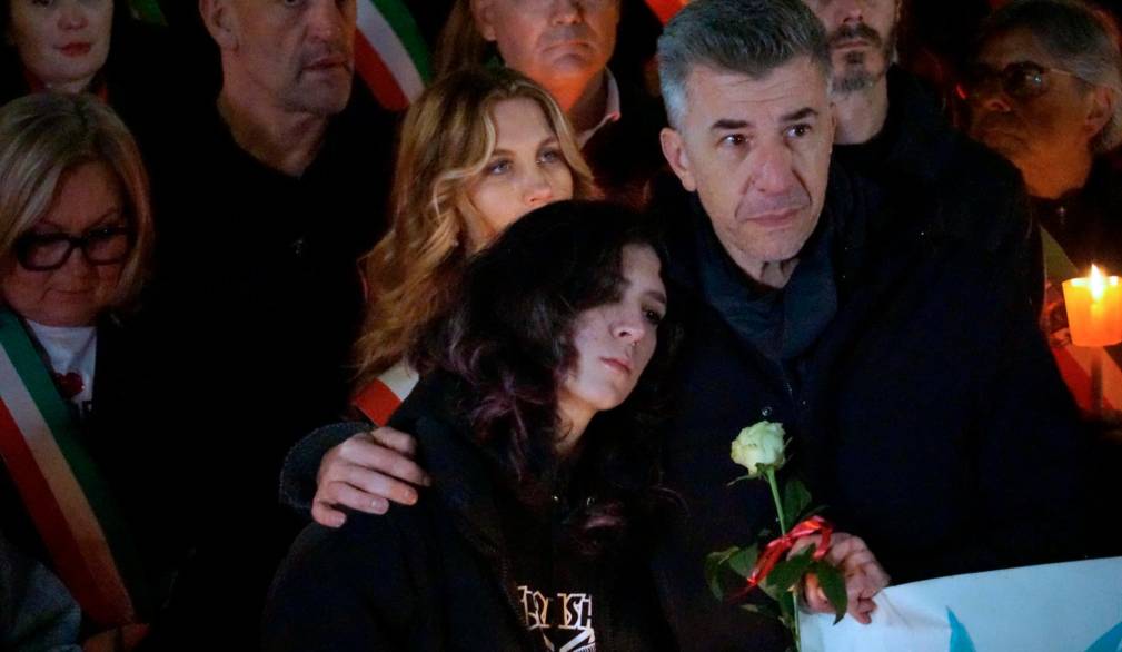 Il padre e la sorella di Giulia Cecchettin, alla fiaccolata promossa ieri - Foto Ansa/Sir Il padre e la sorella di Giulia Cecchettin, alla fiaccolata promossa ieri - Foto Ansa/Sir